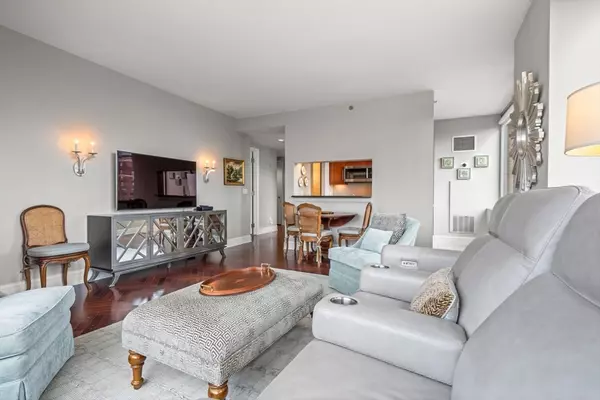 Boston, MA 02116,1 Charles St South #1110