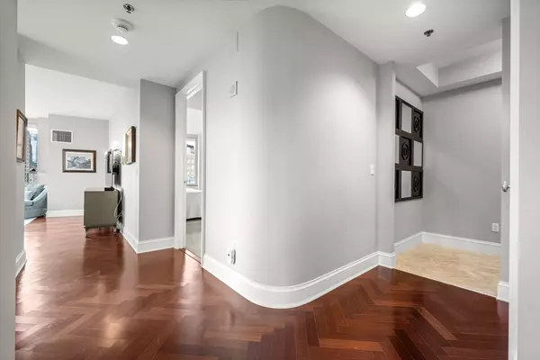 Boston, MA 02116,1 Charles St South #1110