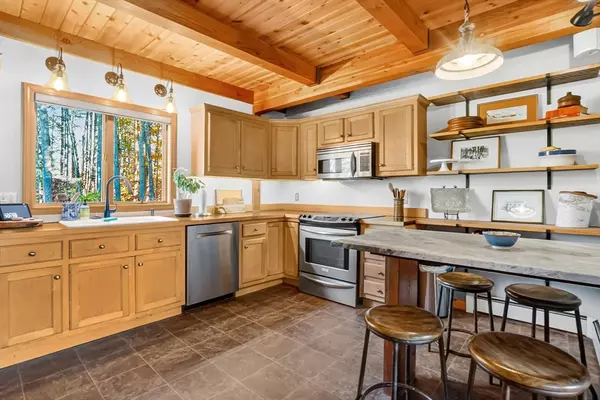 Easthampton, MA 01027,12 Pine Hill Rd