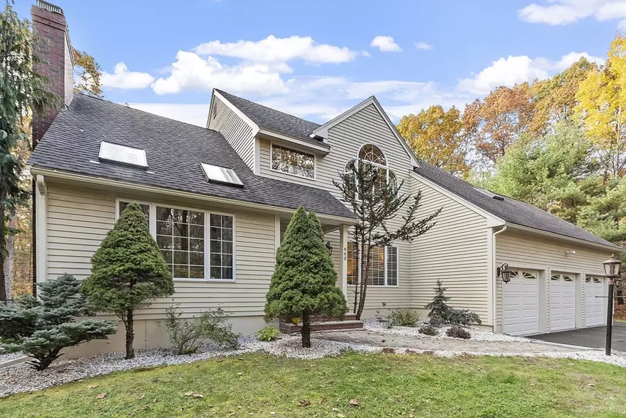 660 Sharpners Pond Rd, North Andover, MA 01845