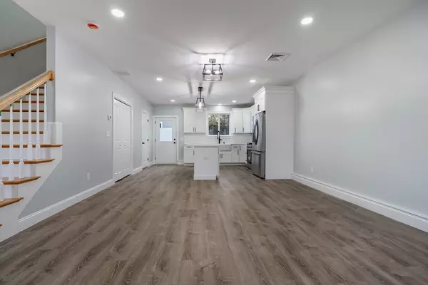 Fall River, MA 02723,215 Earle St #1