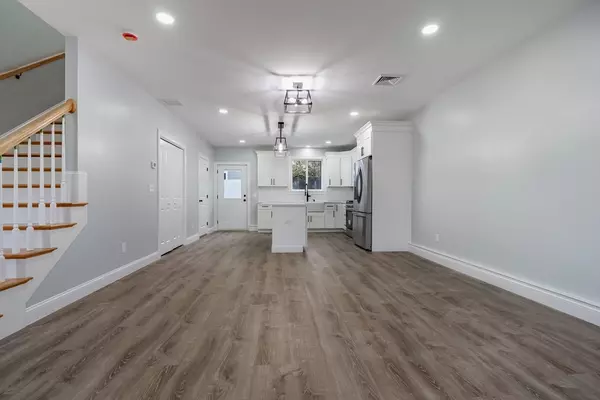 Fall River, MA 02723,217 Earle St #2