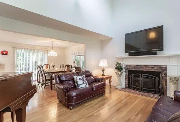 Mashpee, MA 02649,20 Sandy Way