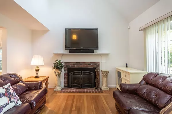 Mashpee, MA 02649,20 Sandy Way