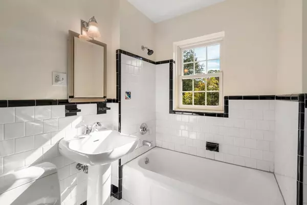 Newton, MA 02467,33 Hammond Pond Pkwy #2