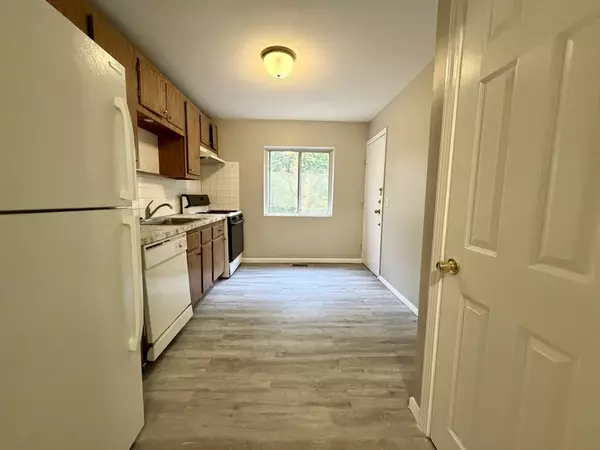 Sharon, MA 02067,40 Bayberry Dr #1