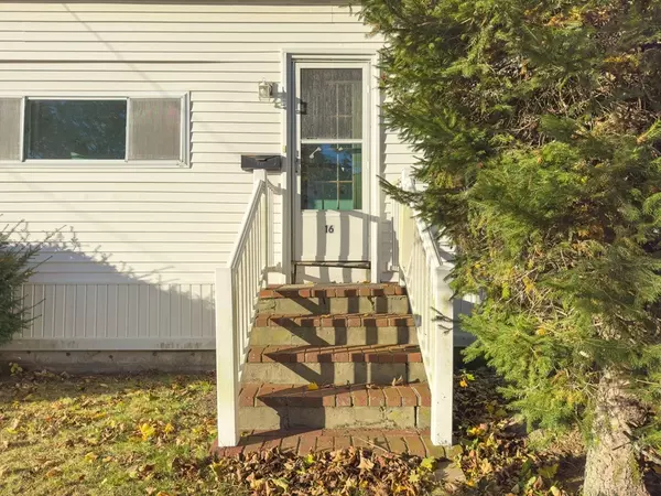 Fairhaven, MA 02719,16 Ash St