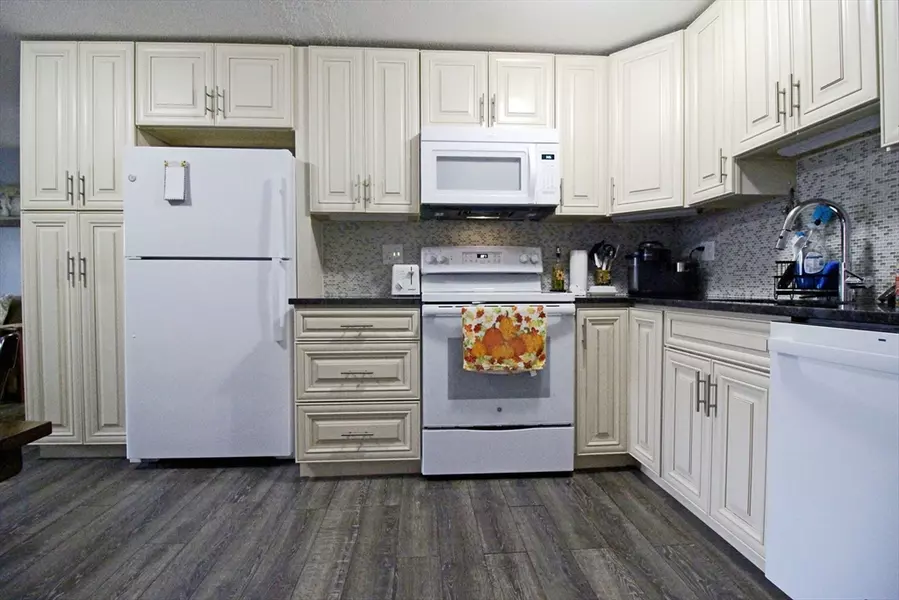 39 Pleasant St #B19, Northborough, MA 01532