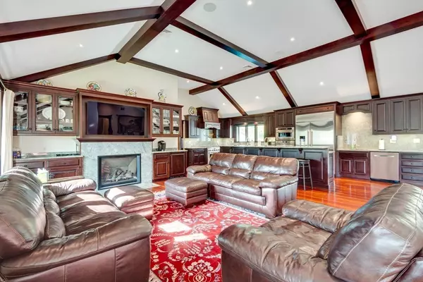 Winchester, MA 01890,10 Viking Rd