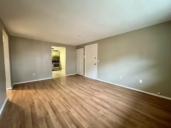 Holyoke, MA 01040,7 Maple Crest Cir #E