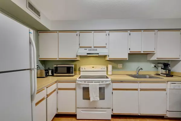 Hingham, MA 02043,16 Beals Cove #E