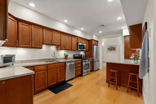 Brookline, MA 02445,8 Strathmore Rd #G