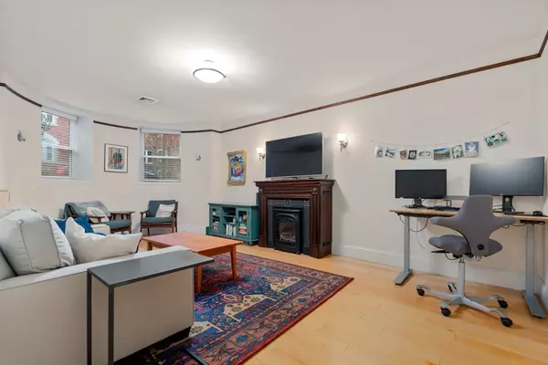 Brookline, MA 02445,8 Strathmore Rd #G