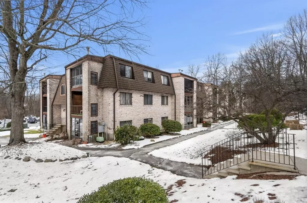 North Reading, MA 01864,7 Greenbriar Dr #304