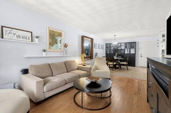 North Reading, MA 01864,7 Greenbriar Dr #304