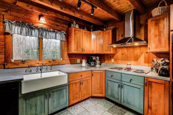 Petersham, MA 01366,23 Dana Rd