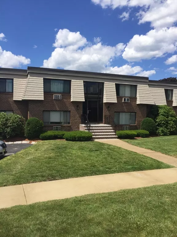 1 Hallmark Gardens #1, Burlington, MA 01803