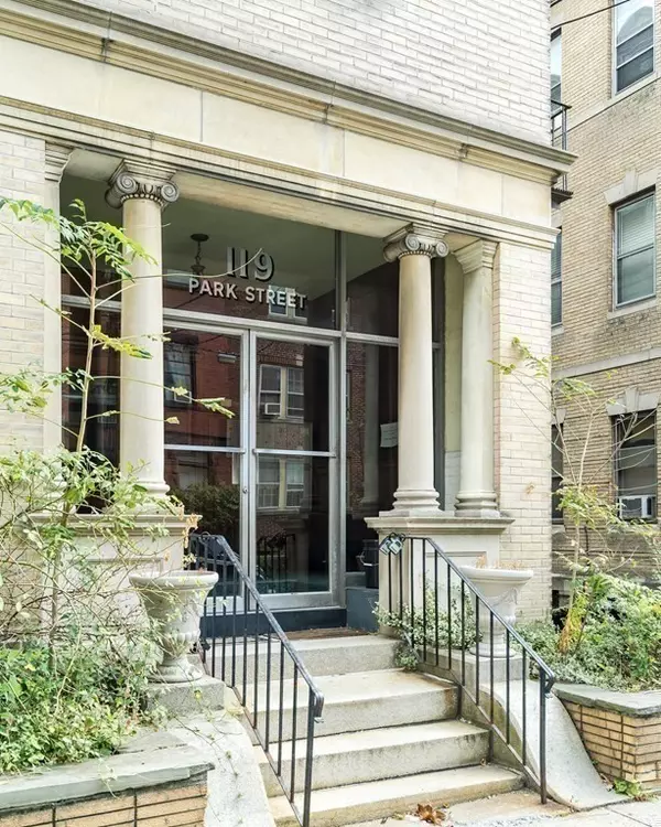 Brookline, MA 02446,119 Park Street #7