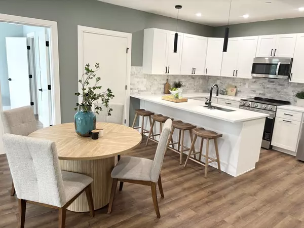 Walpole, MA 02081,1391 Main Street #208