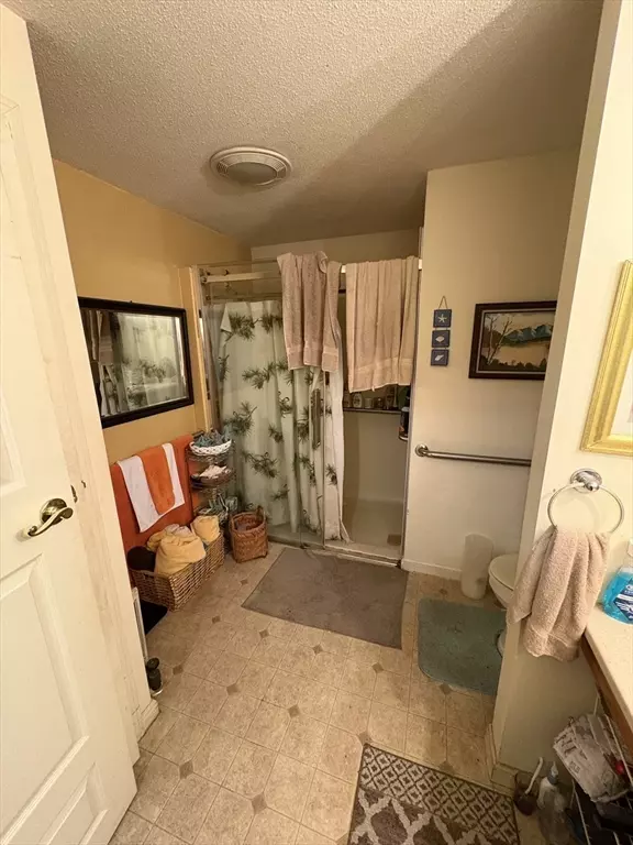 Holyoke, MA 01040,958 Main St