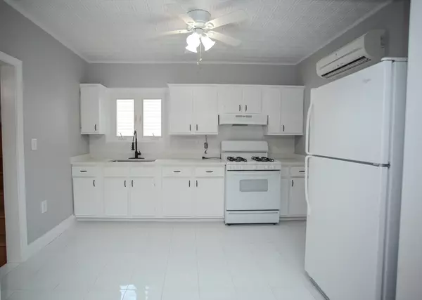 Fall River, MA 02724,616 Woodman St