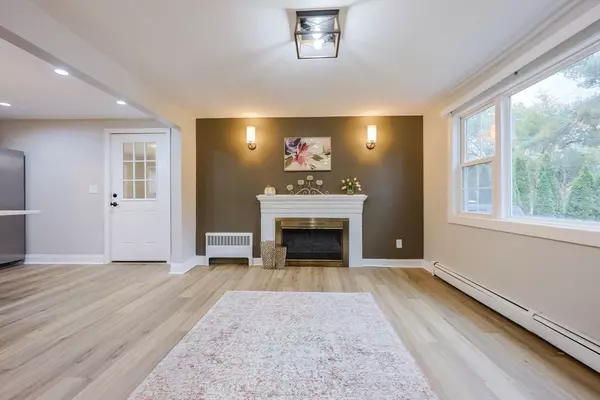 Walpole, MA 02081,66 Oak St