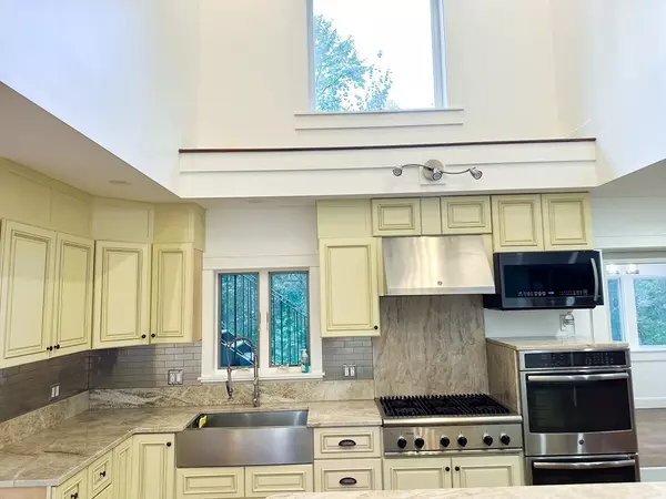 Carlisle, MA 01741,125 Maple St