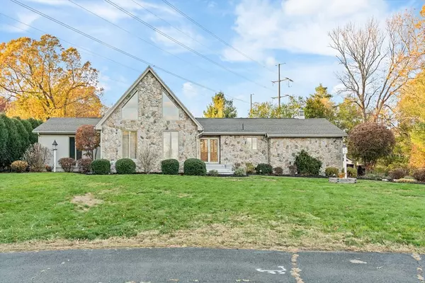 86 Willow Brook Dr, Agawam, MA 01001