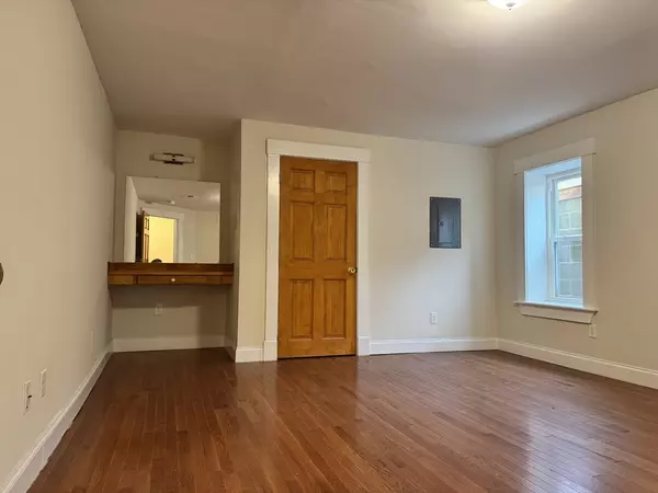 Southbridge, MA 01550,15 Hamilton Street #3