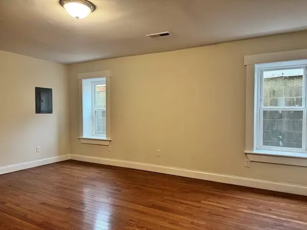 Southbridge, MA 01550,15 Hamilton Street #3