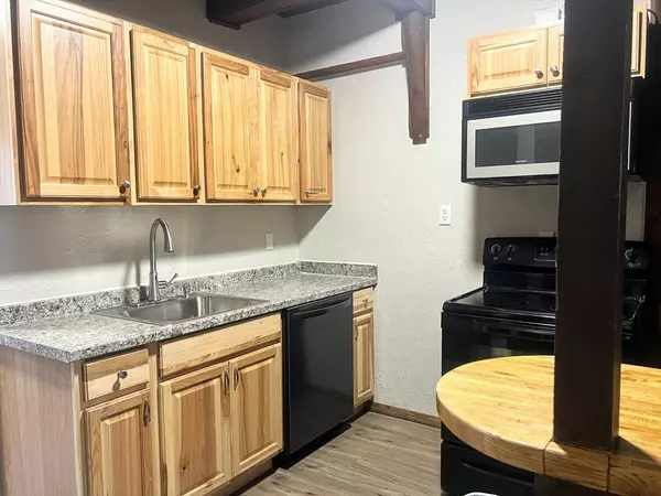 Groveland, MA 01834,888 Salem St