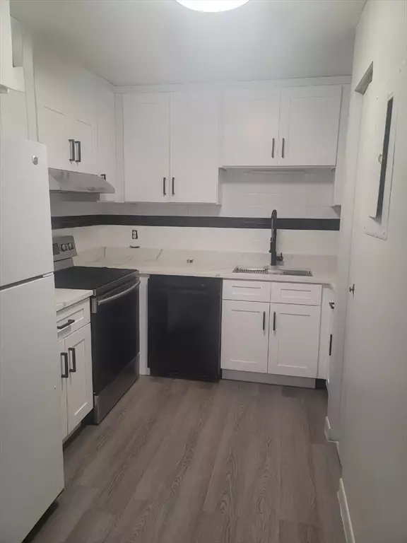 Oxford, MA 01537,5 Thayer Pond Drive #6