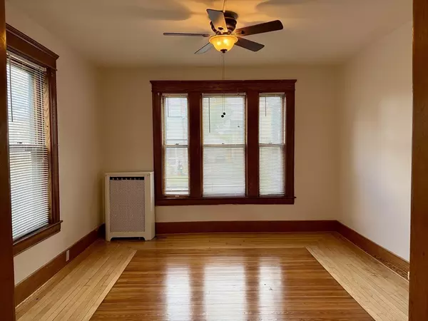 Holyoke, MA 01040,271-273 Pleasant St #271