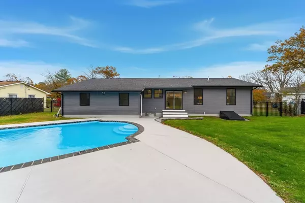 Foxboro, MA 02035,7 Revere Drive