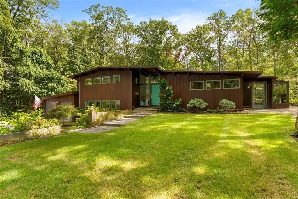 Hingham, MA 02043,25 Rockwood Rd