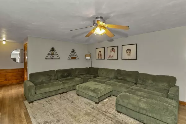 Southwick, MA 01077,17 Bonnie View Rd