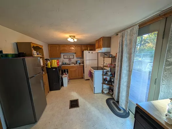 Charlton, MA 01507,7 Little Muggett Rd