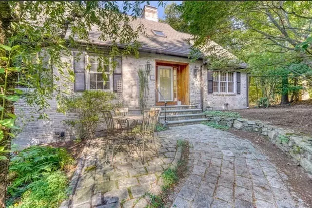 Newton, MA 02468,10 Lorraine Cir