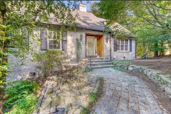 10 Lorraine Cir, Newton, MA 02468