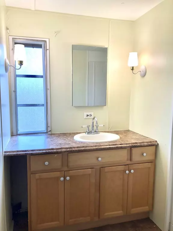 Peabody, MA 01960,278 Newbury St #2