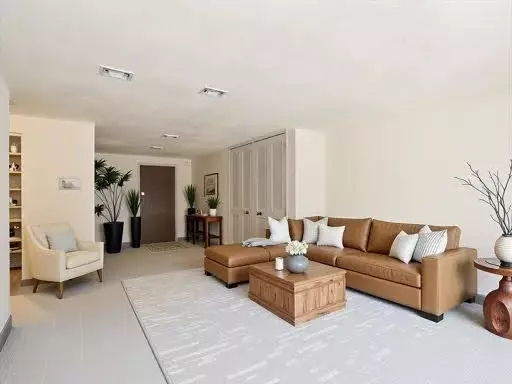 Weymouth, MA 02190,55 Greentree #19