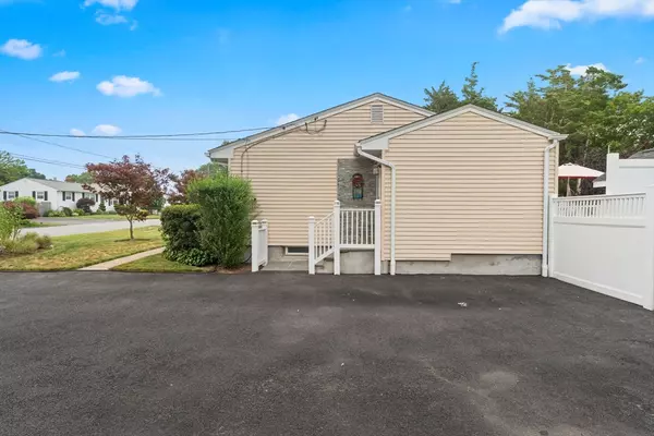 Warwick, RI 02886,64 Deerfield Dr