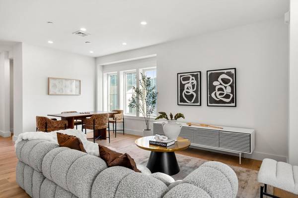 Newton, MA 02465,2-18 Elm Street #8