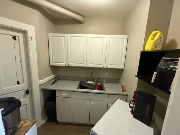 Leominster, MA 01453,6 N Main St