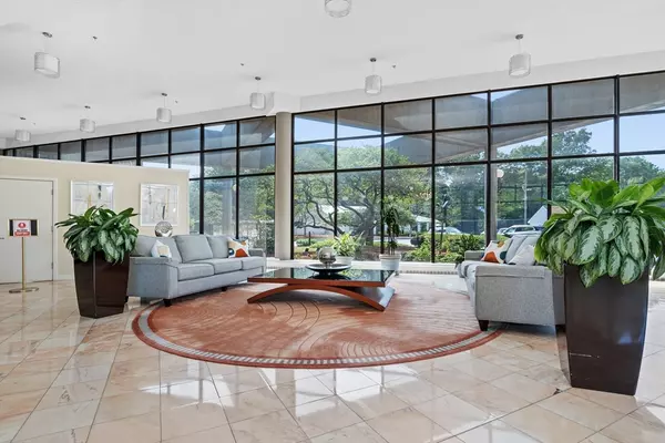 Newton, MA 02467,250 Hammond Pond Pkwy #614S