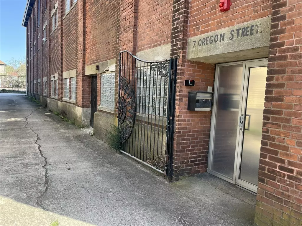 Fall River, MA 02720,7 Oregon St 1-A