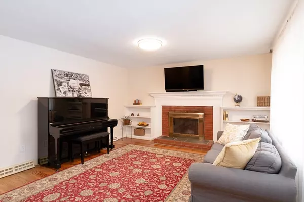 Chelmsford, MA 01863,10 Mansur St