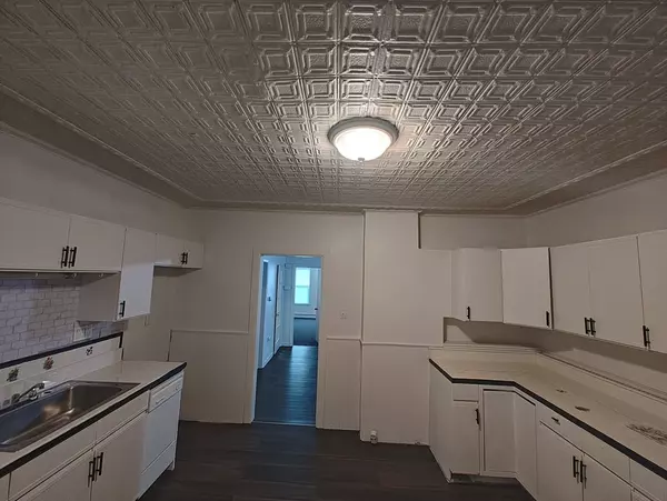 Holyoke, MA 01040,74 Linden #2nd Floor