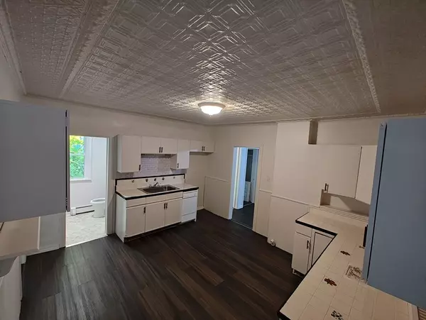 Holyoke, MA 01040,74 Linden #2nd Floor