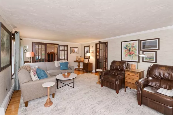 Medway, MA 02053,6 Rainbow Dr